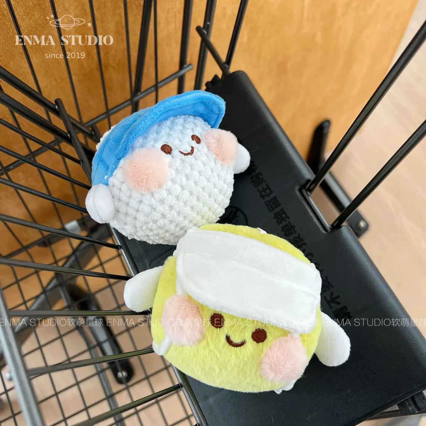 かわいいスポーツボールぬいぐるみキーホルダー カワイイサッカ - Badminton Tv のレビューと価格