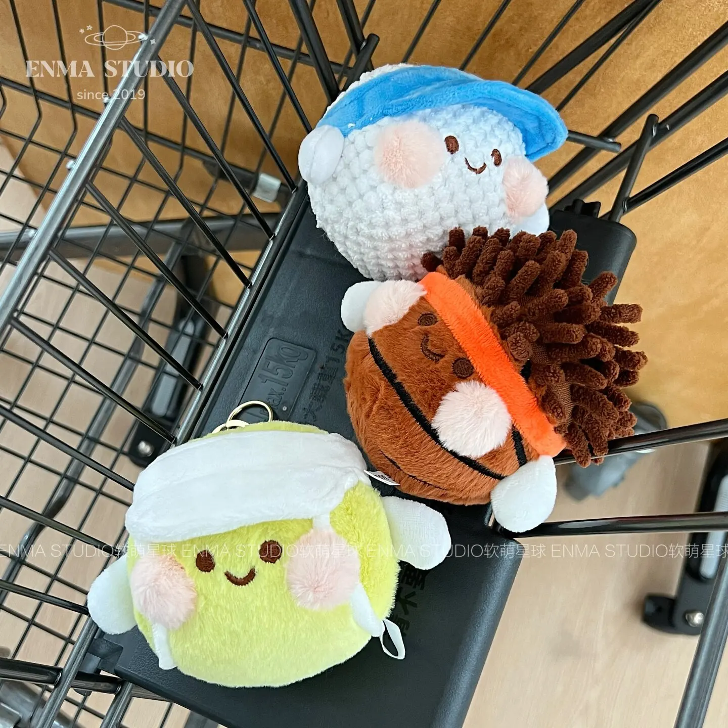 かわいいスポーツボールぬいぐるみキーホルダー カワイイサッカ - Badminton Tv のレビューと価格